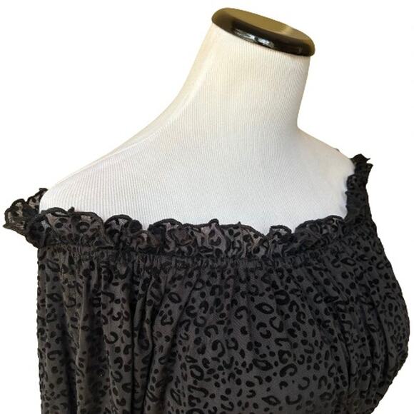 NWT Charmed Hearts Women’s Black Off the Shoulder Cropped Peasant Blouse. Size M - Picture 3 of 11
